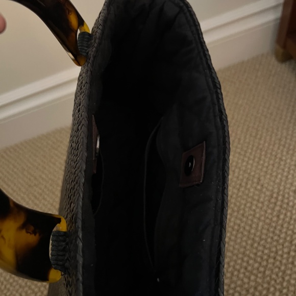 Black straw handbag with tortoise shell handle. - Picture 2 of 8